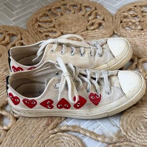 Converse Sneakers with hearts. COMME DES GARCONS PLAY
Emblem Low Top Sneaker